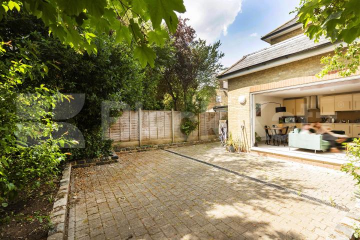 Stunning three double bedroom property with garden mins to tube Avenue Road, South Tottenham